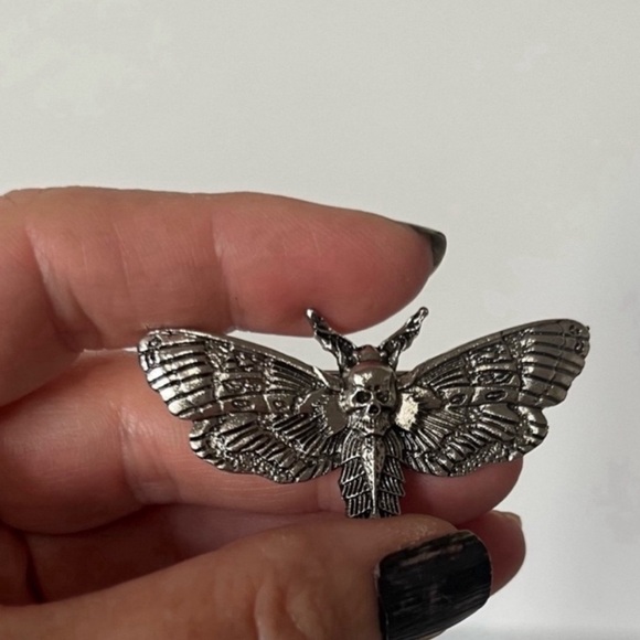 Death Head Moth Skull Brooch Pin
Antique Silver Finish Goth Punk Jewelry - Picture 3 of 9